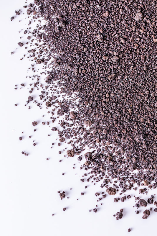 „Pflanzen vertrocknen trotz Gießen“  „Blumen im Topf trocknen schnell aus“  „Wie kann ich seltener gießen“  „Gartenboden hält keine Feuchtigkeit“  „Wie speichert Erde Wasser besser“  „Urlaub – wie Pflanzen feucht halten ohne Nachbarn“