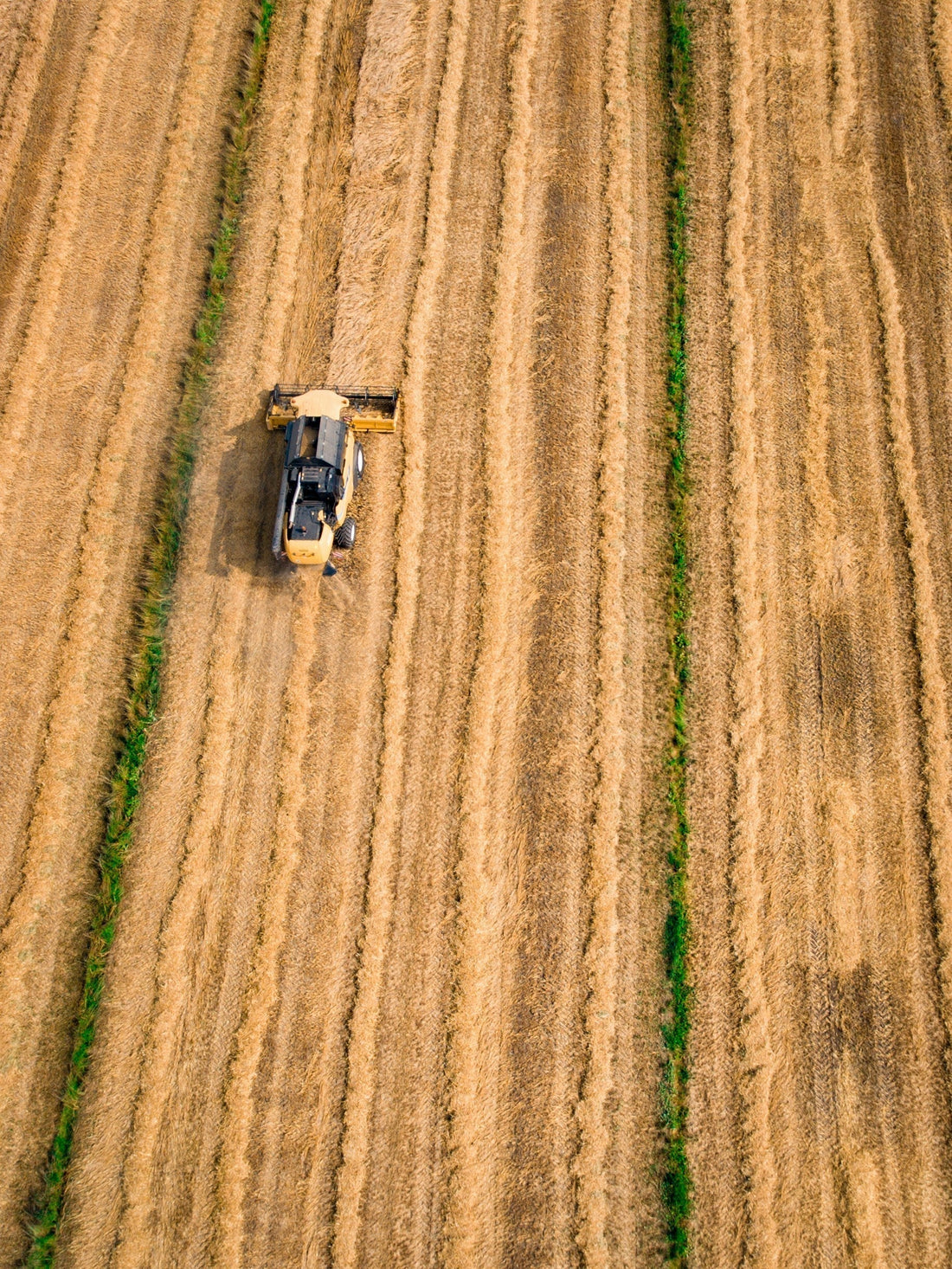 Landwirt trägt Retentis auf seinem Feld auf, um es vor Trockenheit zu schützen