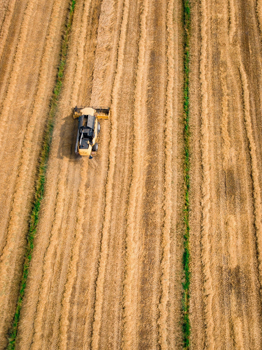 Landwirt trägt Retentis auf seinem Feld auf, um es vor Trockenheit zu schützen